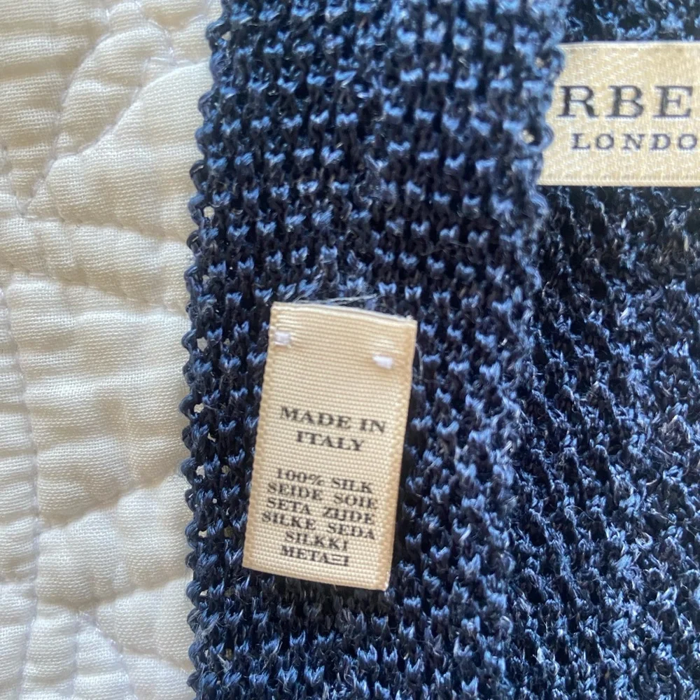 Men’s Burberry Navy Knit tie 100% silk - Picture 4 of 5